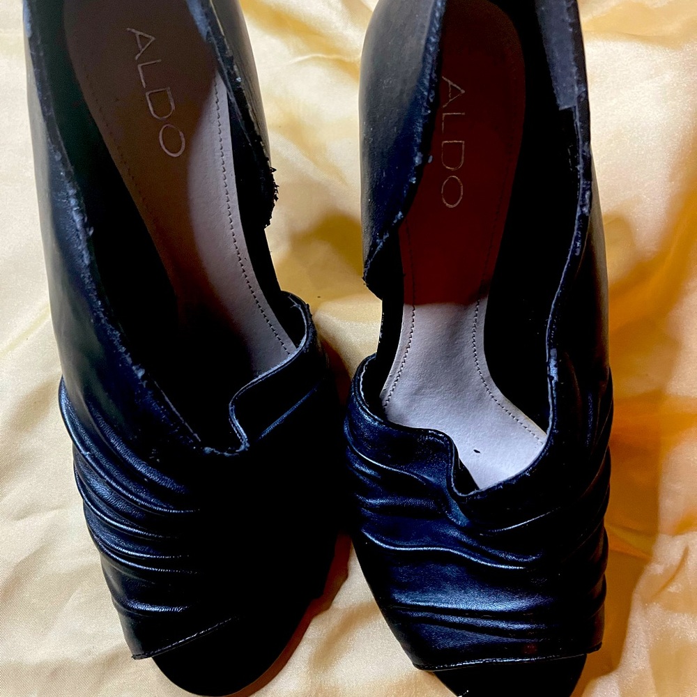Black leather Aldo heels